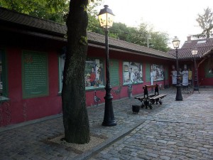 LE VERSEAU SE MET A TABLE COUR DU RESTAURANT